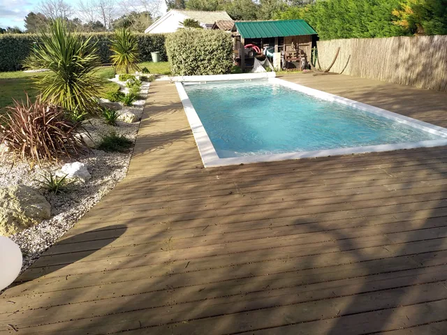 Piscine et grande terrasse en bois