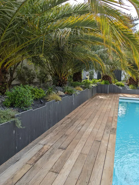 Terrasse bois autour de la piscine