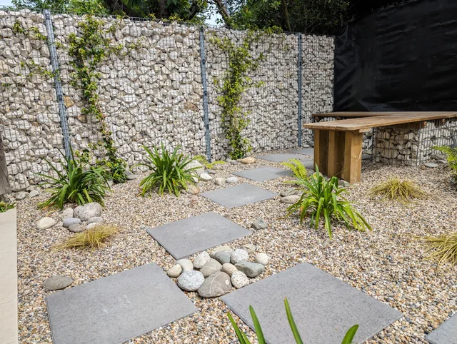 Pas japonais, galets et mur en gabions