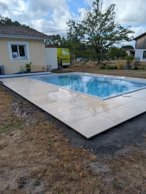 Plage de piscine en dalles et terrasse minérale