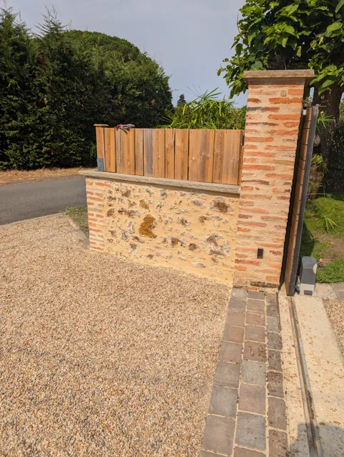 Clôture en bois et muret en pierre