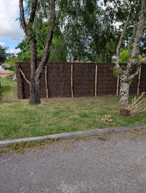 Clôture bois dans le jardin