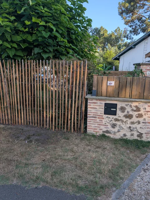 Portail bois et piliers en pierre