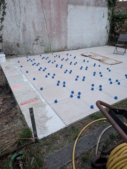 Pose d’une terrasse en dalles sur plots